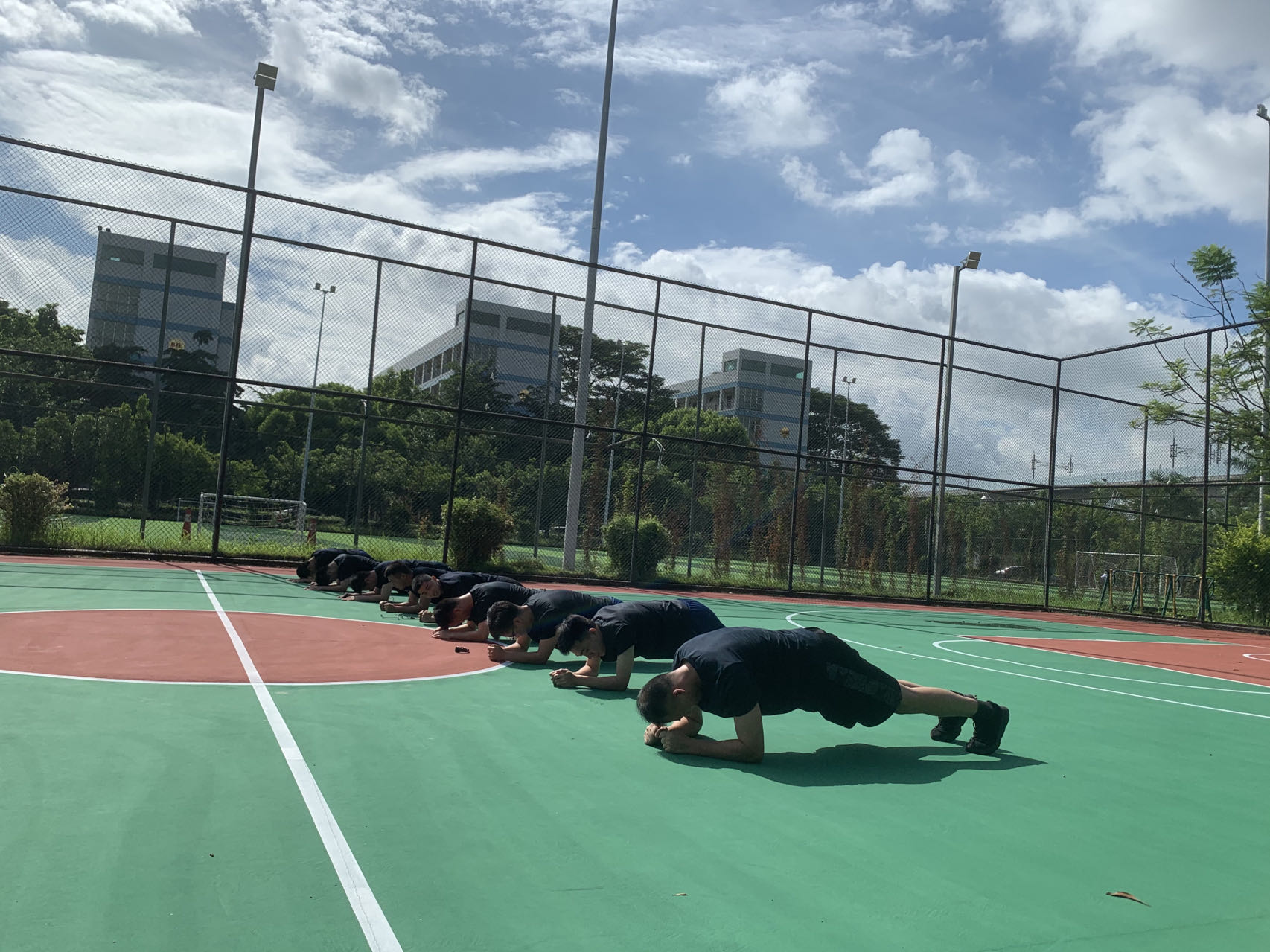 平板支撐.jpg 平板支撐.jpg